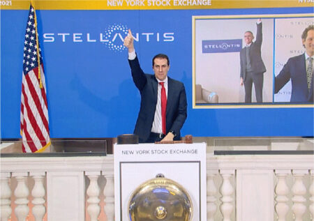 Трамп объявил о введении тарифов на импорт машин