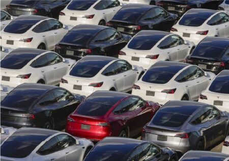 Tesla рухнула на 15%. Инвесторы обеспокоены будущим компании