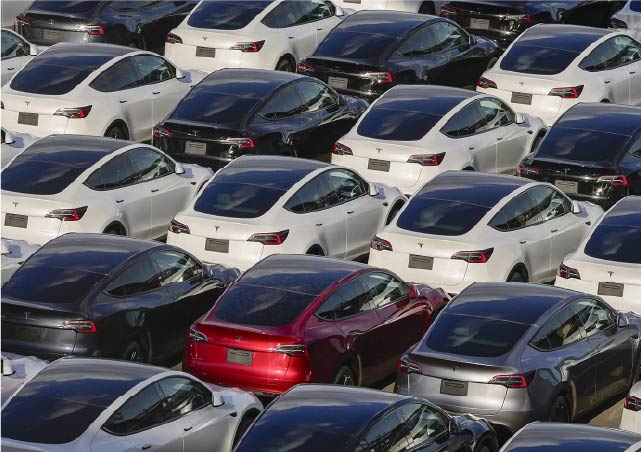 Tesla рухнула на 15%. Инвесторы обеспокоены будущим компании