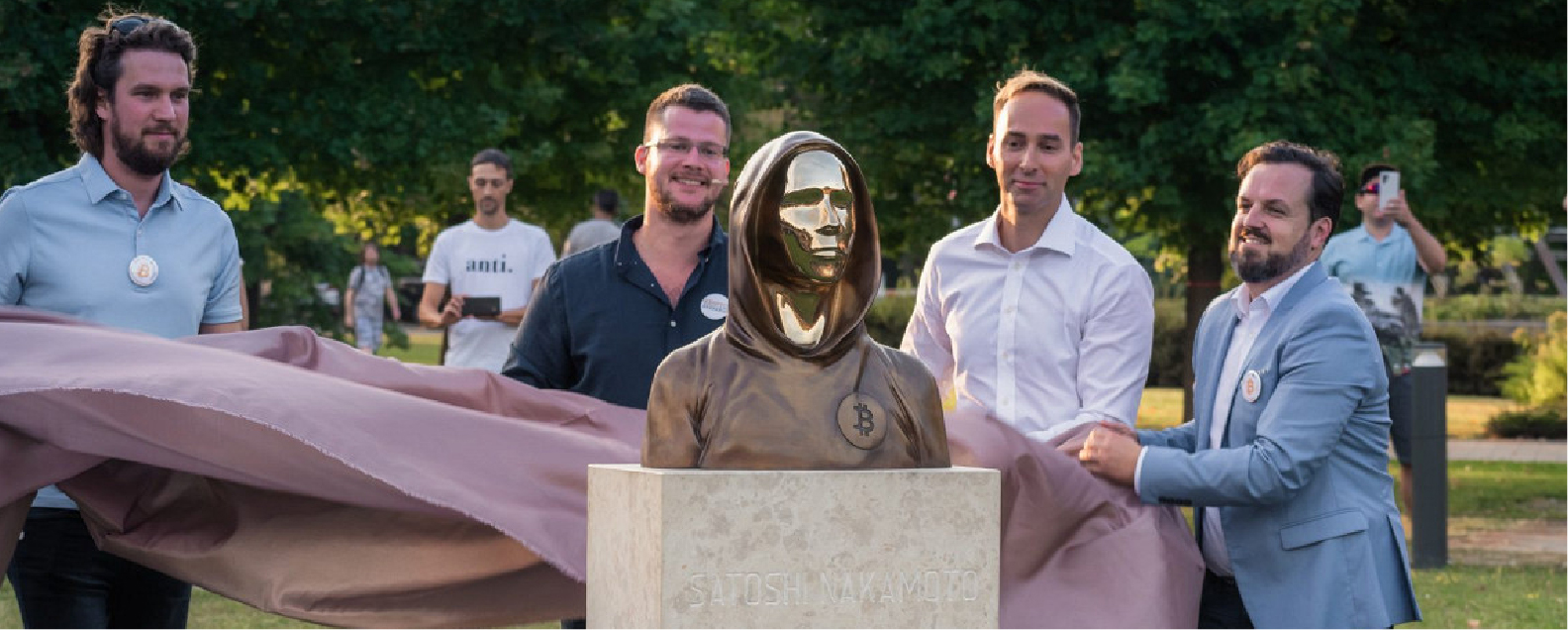 Цена биткоина достигла нового рекордного максимума $122 тыс