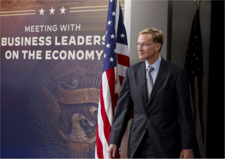 Акции Apple растут после анонса инвестиций в $100 млрд в промышленность США