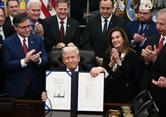 Закон о бюджете принят и подписан Трампом, шатдаун завершен